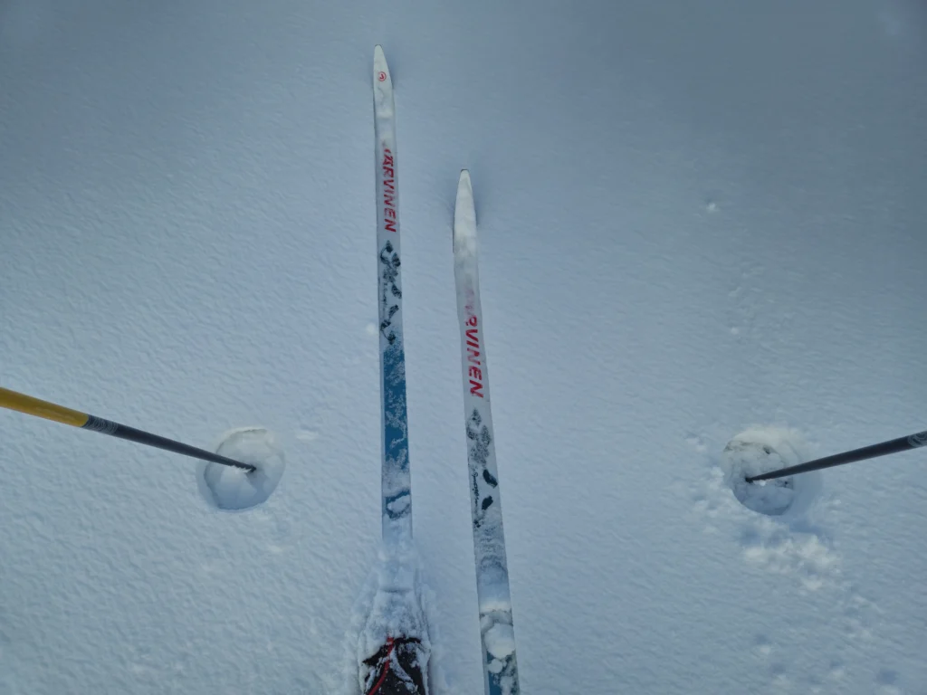 Järvinen Lapponia metsäsukset umpihangessa ja INCLEMENT Equipment umpihankisommat