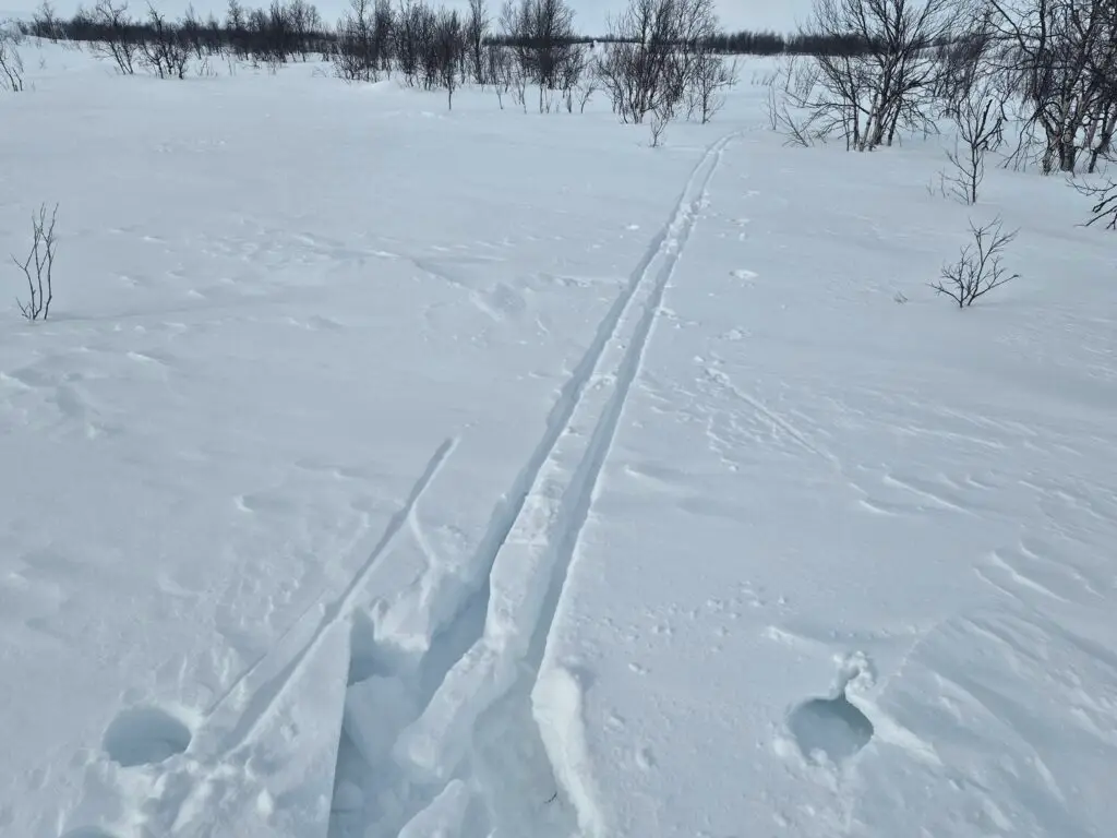 Hiihtäjän ura huhtikuisessa Käsivarren erämaassa, kun sukset upottivat nivusiin saakka